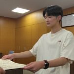 【とっさの判断】「5時間くらい歩いている」夜道を歩く高齢男性を発見し、約70キロ離れた警察署まで送り届けた大学生（18）に感謝状【岡山】