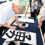 Ｊ２昇格への決意、書に　ガイナーレ鳥取の選手らが書家から手ほどき　米子